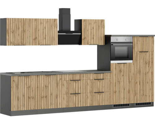 Cuisine avec évier, plaque de cuisson, hotte aspirante et four