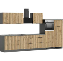 Moderne Küche mit Holzfronten, Dunstabzugshaube und Einbaubackofen