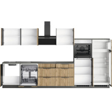 Moderne Küche mit Spüle, Geschirrspüler, Backofen, Dunstabzugshaube, Kühlschrank und verschiedenen Schränken.