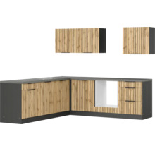 Küchenzeile mit Spüle und Hängeschränken im Holzdesign