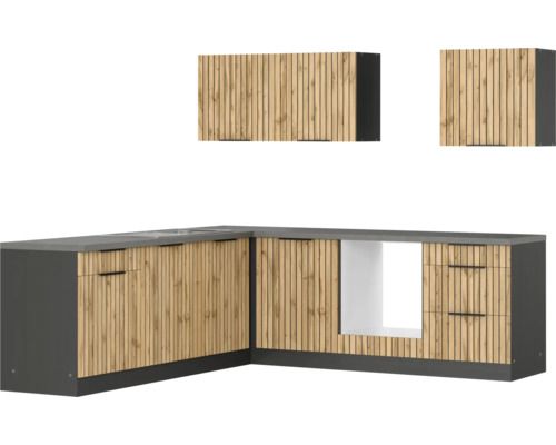 Küchenzeile mit Spüle und Hängeschränken im Holzdesign