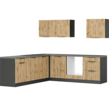 Küchenzeile mit Holzfronten und grauer Arbeitsplatte