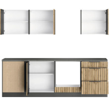 Küchenzeile mit Hängeschränken und Unterschränken mit Schubladen und Türen