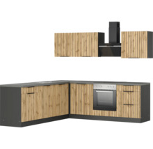 Küchenzeile mit Holzfronten, Spüle, Kochfeld, Backofen und Dunstabzugshaube