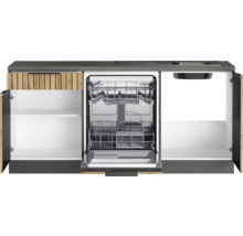 Küchenzeile mit offenem Geschirrspüler und Stauraum