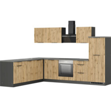 Moderne Küche mit Holzfronten, Dunstabzugshaube und Einbaubackofen