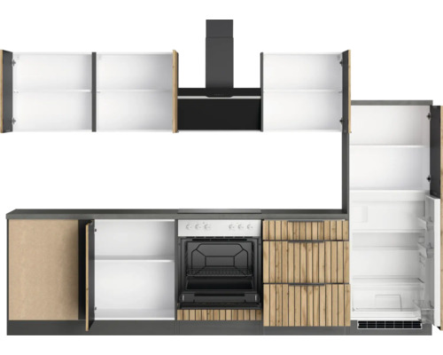 Küchenzeile mit Schränken, Ofen, Dunstabzugshaube und Kühlschrank