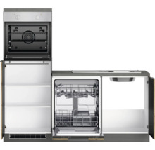 Küchenzeile mit Backofen, Regalen, Geschirrspüler und Spüle