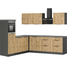 Cuisine moderne avec façades en bois, hotte aspirante et four intégré