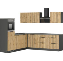 Cuisine complète avec façades en bois, hotte aspirante et four encastrable