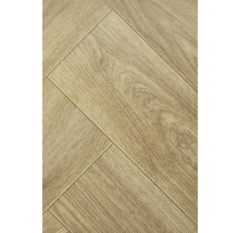 Nahaufnahme von hellem Laminatboden in Fischgrätenmuster