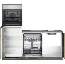 Cuisine équipée avec évier, lave-vaisselle, réfrigérateur et four avec portes ouvertes.