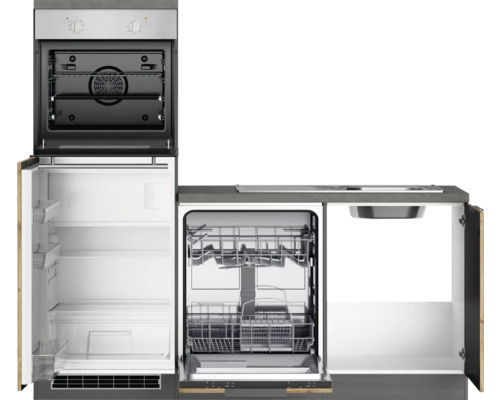 Cuisine équipée avec évier, lave-vaisselle, réfrigérateur et four avec portes ouvertes.