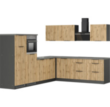 Küchenzeile mit Spüle, Herd, Dunstabzugshaube und Holzfronten