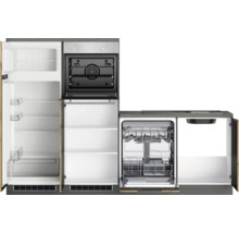 Cuisine équipée avec réfrigérateur, four, lave-vaisselle et évier avec portes ouvertes