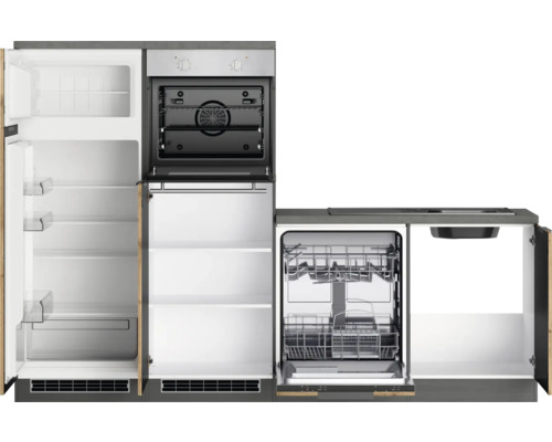 Cuisine équipée avec réfrigérateur, four, lave-vaisselle et évier avec portes ouvertes