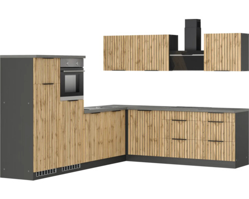 Cuisine complète avec évier, four, hotte aspirante et armoires avec façades en bois