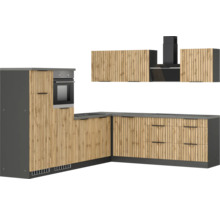 Cuisine moderne avec façades en bois et plan de travail foncé