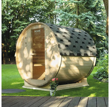Sauna tonneau en bois avec bardeaux dans le jardin