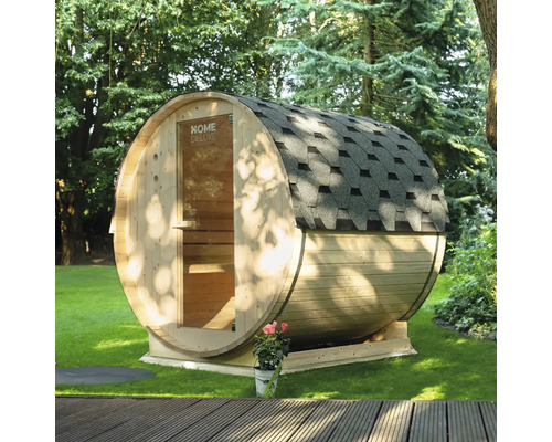 Sauna tonneau en bois avec bardeaux dans le jardin