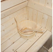 Seau en bois avec louche dans un sauna