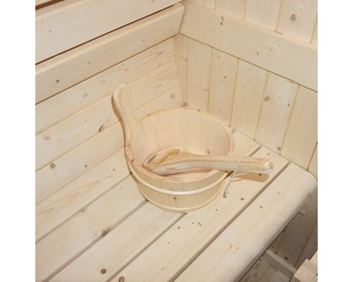 Seau en bois avec louche dans un sauna