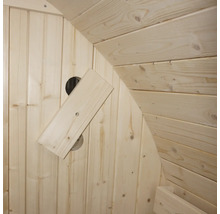 Aménagement intérieur d'un sauna en bois avec panneaux de bois et ventilation