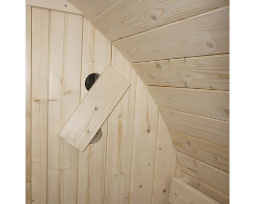 Aménagement intérieur d'un sauna en bois avec panneaux de bois et ventilation