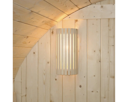 Applique murale en bois sur un mur en bois