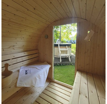 Vue intérieure d'un sauna tonneau en bois avec vue sur un bain à remous extérieur