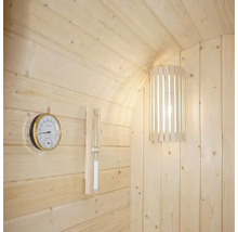 Intérieur de sauna avec thermomètre, hygromètre et lampe