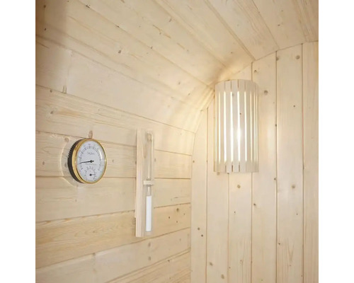 Intérieur de sauna avec thermomètre, hygromètre et lampe