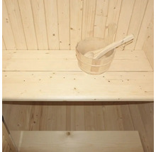 Seau en bois avec louche dans un sauna