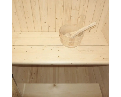 Seau en bois avec louche dans un sauna