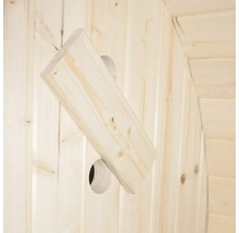 Façade en bois avec une pièce de bois montée