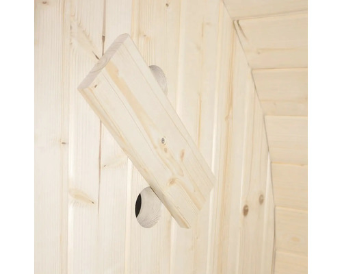 Façade en bois avec une pièce de bois montée