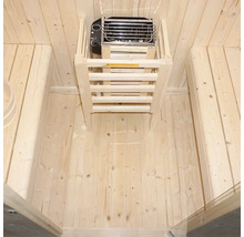 Vue intérieure d'un sauna avec poêle et bancs en bois