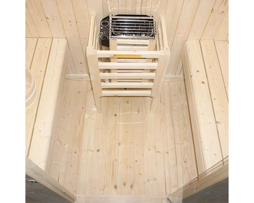 Vue intérieure d'un sauna avec poêle et bancs en bois