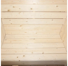 Vue intérieure d'un sauna de jardin en bois