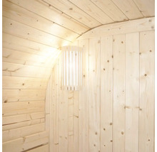 Intérieur d'un sauna avec une applique murale.