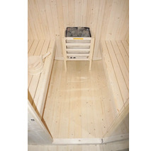 Intérieur d'un sauna avec poêle de sauna et bancs en bois