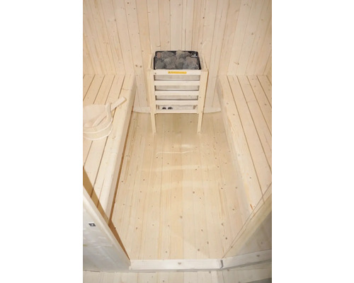 Intérieur d'un sauna avec poêle de sauna et bancs en bois