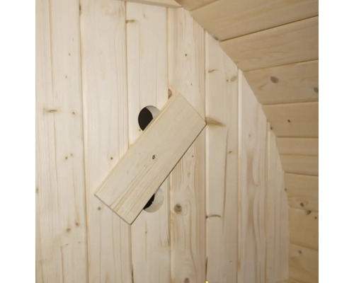 Vue détaillée d'un sauna en bois avec clapet de ventilation