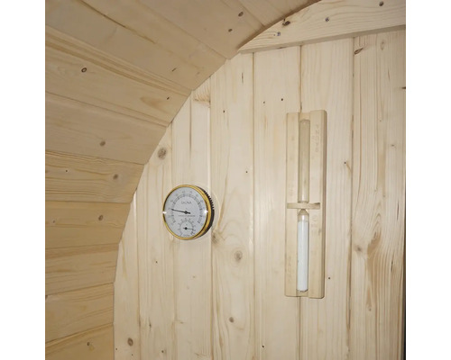Accessoires de sauna sur un mur en bois : thermomètre et sablier