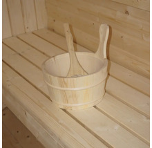 Seau en bois avec louche dans un sauna