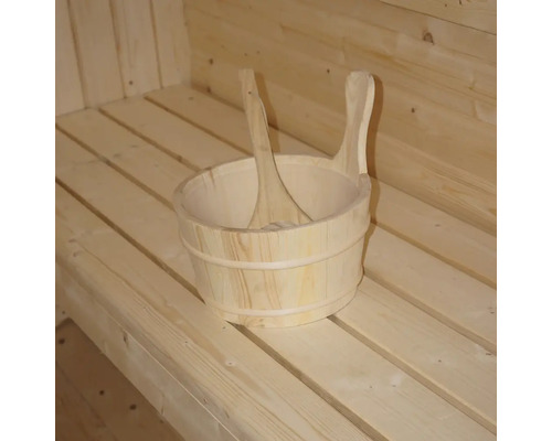 Seau en bois avec louche dans un sauna