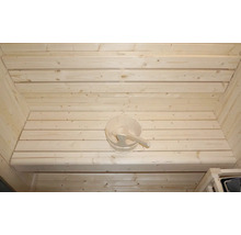 Intérieur d'un sauna avec mur en bois et seau en bois