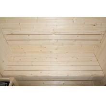 Vue intérieure d'un sauna avec lambris en bois sur les murs et le plafond