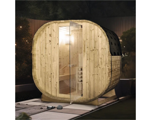 Sauna en forme de tonneau avec porte en verre et revêtement en bois en extérieur.