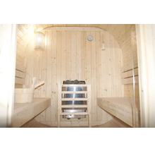 Sauna intérieure avec bancs en bois, poêle de sauna et accessoires